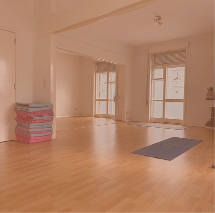 Sala de yoga no Porto ampla com janelas grandes e luz natural.