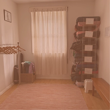 Grupo de alunos a seguir a aula de yoga.