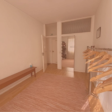 Instrutora a ajustar a postura de uma aluna.