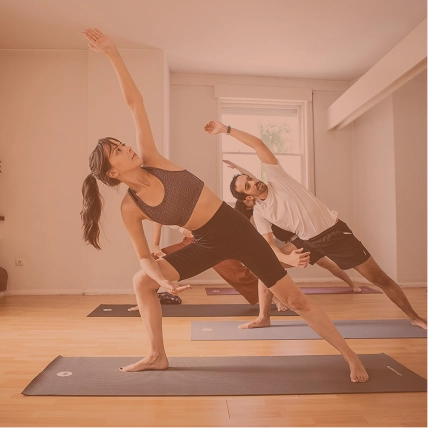 Sala de yoga preparada para uma aula.