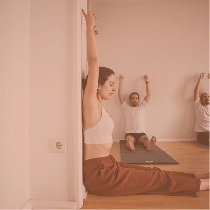 Material de yoga, como blocos e tapetes.
